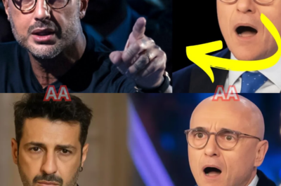 UNA FRASE PRONUNCIATA SENZA FILTRI, UNO STUDIO CHE SI BLOCCA, UN NOME CHE CADE COME UN MACIGNO IN DIRETTA: QUANDO CORONA PARLA, L’ARIA CAMBIA E TUTTI CAPISCONO CHE QUESTA VOLTA LA TELEVISIONE NON È PIÙ UN GIOCO. La scena esplode come un trailer ad alto voltaggio, con le telecamere che stringono, i volti che si irrigidiscono e il silenzio che pesa più di qualsiasi urlo, perché la “bomba” non è solo una rivelazione ma una sfida aperta che travolge Signorini e mette in discussione equilibri mai mostrati fino a quel momento. Corona avanza senza freni, lascia intendere più di quanto dica, e ogni parola sembra studiata per far saltare il copione, mentre dall’altra parte si percepisce la tensione di chi capisce che il colpo non è casuale. Non è solo gossip, non è solo spettacolo, è uno scontro che confonde ruoli e trasforma il pubblico in giudice involontario. Fuori dallo studio, il frammento diventa virale, rimbalza sui social, accende titoli e sospetti, perché quando una verità presunta viene lanciata in diretta, non importa se sia completa o no. L’effetto è già compiuto, e la televisione, per un attimo, trema davvero.